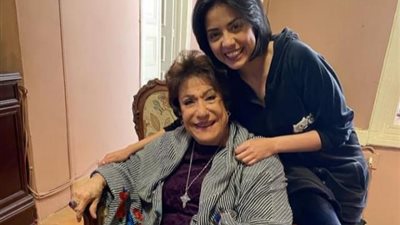 سهر الصايغ تحتفل بعيد ميلاد سميحة أيوب في كواليس مسلسل ”الطاووس”: القدوة