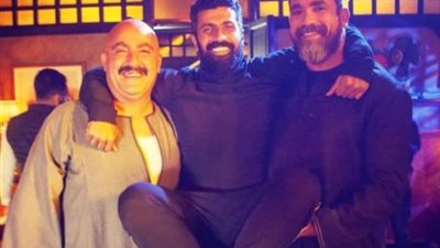 أحمد السقا وأمير كرارة يداعبان محمد سامي في كواليس مسلسل ”نسل الأغراب”