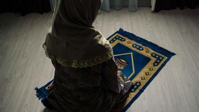 «فيديو» إذا لم تر المرأة علامة الطهر إلا حينما استيقظت وقت الظهر فهل يجب عليها قضاء الفجر أم تصلي الظهر؟