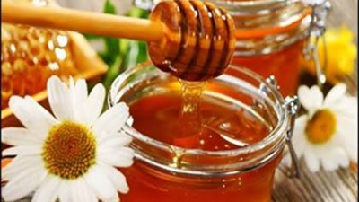 ماذا يحدث للجسم عند تناول العسل على الريق وقبل النوم؟