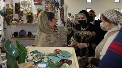 وزيرة التجارة والصناعة تشيد بالمشروعات المشاركة بمعرض البازار