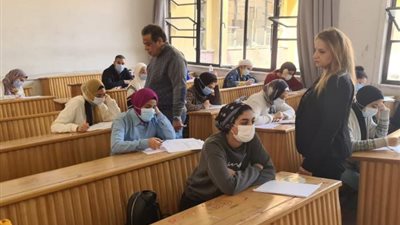 بالصور .. عميد آداب عين شمس والوكيلة يتفقدان لجان امتحانات الفصل الاول