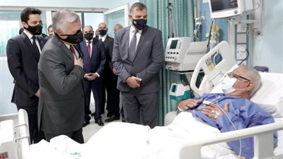 ملك الأردن يتفقد مستشفى السلط بعد حادث انقطاع الأكسجين