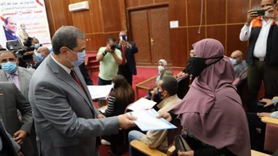 وزير القوى العاملة يسلم عقود عمل لذوي الهمم والعزيمة