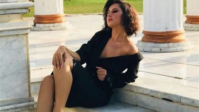 ياسمين رئيس في جلسة تصوير جديدة بفستان مثير.. صور