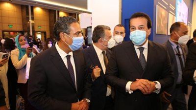 بالصور .. وزير التعليم العالي يتفقد معرض إيديوجيت 2021