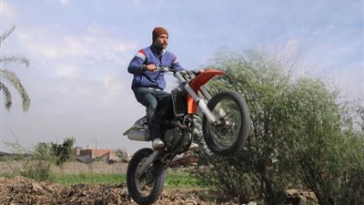 بصورة على الموتوسيكل.. محمد إمام يروج لمسلسل ”النمر” لعرضه في رمضان