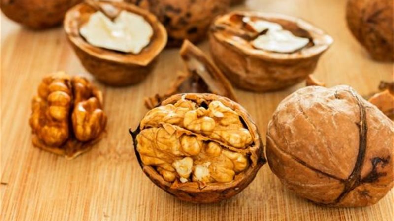 تناول الجوز
