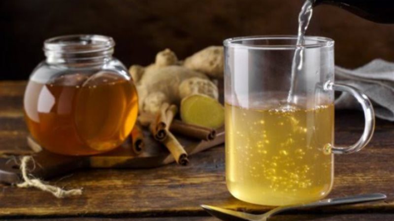 العسل بالماء الساخن