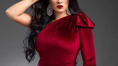 بفستان أحمر.. ياسمين عبد العزيز تروج لمسلسلها الجديد ”اللي مالوش كبير”