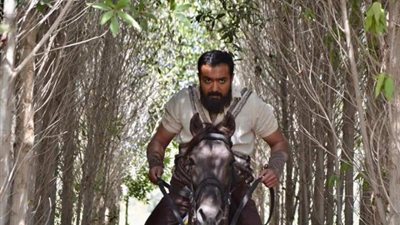 شاهد .. حسن عيد بـ”لوك” غريب  من كواليس فيلم ”كومانچى”