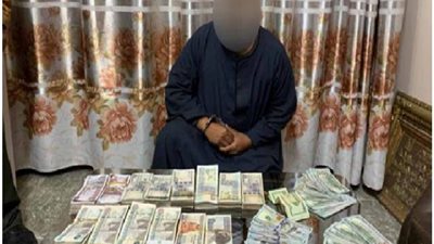 بالصورة .. تاجر النقد الأجنبى فى قبضة  رجال مباحث الأموال العامة