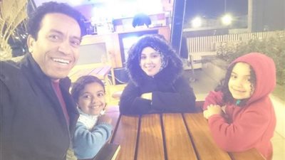 شاهد.. أحدث ظهور لـ سامح حسين مع زوجته وأولاده