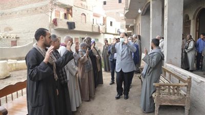 اللواء عصام سعد يقدم واجب العزاء لاسرة ضحايا حادث طريق الكريمات