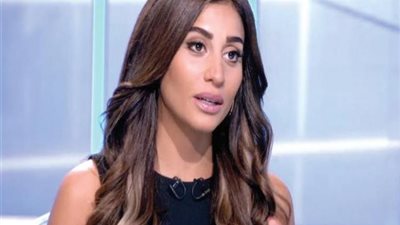 دينا الشربيني السبب في سقوط الهضبة على المسرح.. والجمهور يبحث عنها