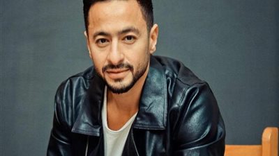حمادة هلال ينشر صورة جديدة من كواليس مسلسل ”المداح”