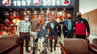 الخطيب يحقق أمنية مشجعان ويستقبلهما في الأهلي