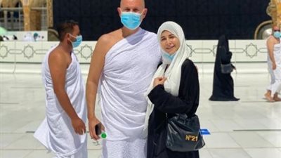 بملابس الإحرام.. ملك قورة تؤدي مناسك العمرة بصحبة والدها