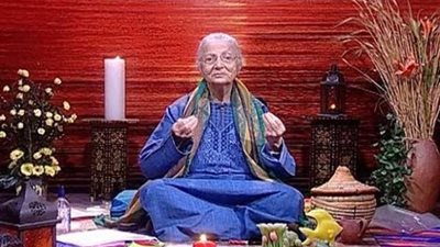 كاتبة شهيرة تعود بعد غياب وتصرح :أعيش مع كائنات فضائية في البيت وانتقلت معهم للكثير من الكواكب