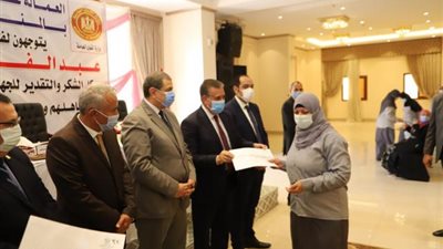 وزير القوى العاملة يسلم 3542 بوليصة تأمين  تكافلي للعمالة غير المنتظمة بهذه المحافظة