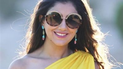 شاهد.. مي عمر في أحدث جلسة تصوير بفستان أسود مثير