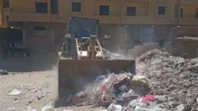 صور.. رفع 150 طن مخلفات من أراضي فضاء بهضبة الأهرام وشن حملات مكبرة لضبط ”التوك توك”