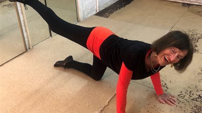 عمرها يتعدى الـ 100 عام.. حكاية المسنة التى رقصت لجمع تبرعات لقطاع الصحة البريطاني