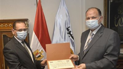 محافظ أسيوط يكرم المحاسب ايهاب عبدالحميد ويمنحه شهادة تقدير