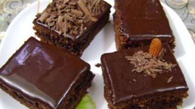 بـ٣ بيضات فقط.. تعرفي على طريقة عمل كيكة الخلاط السريعة