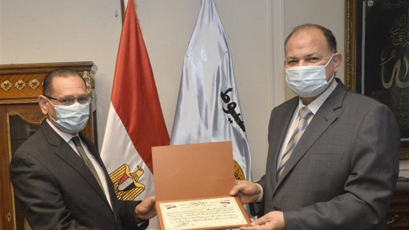 محافظ أسيوط يكرم