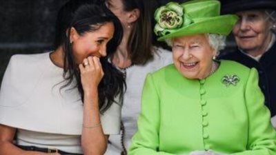 أغضبت البريطانيين.. حكاية الصورة المسيئة للملكة إليزابيث وميجان ماركل