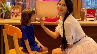 شاهد.. لاميتا فرنجيه تحتفل بعيد الأم بجلسة تصوير جريئة