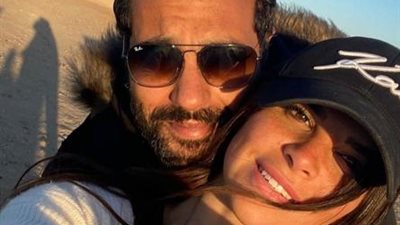 شاهد.. كريم فهمي يحتضن زوجته بشكل رومانسي في أحدث ظهور له