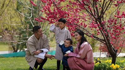 هكذا احتفل ملك بوتان وزوجته  بعيد ميلاد ابنهما الأصغر.. إليك التفاصيل
