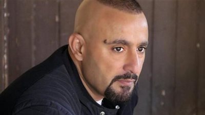 أحمد السقا يروج لمسلسل ”نسل الأغراب” بـ”لوك” غريب