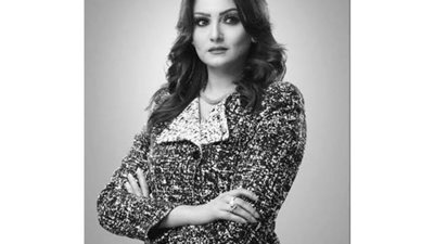 بشرى تستعد لقراءة  حياة لبنى عبد العزيز.. اعرف السبب