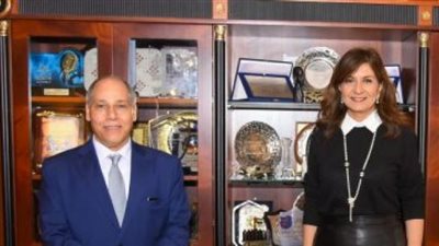 وزيرة الهجرة تكرم مواطنا مصريا أنقذ سكان مبنى بميلانو من حريق كبير