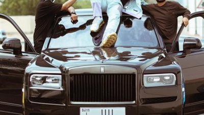 محمد رمضان يستعرض سيارته الجديدة في أغنيته ”فيرساتشي”