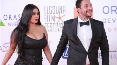 من غير ”بوس” .. أحمد الفيشاوي بإطلالة رومانسية مع زوجته علي البحر