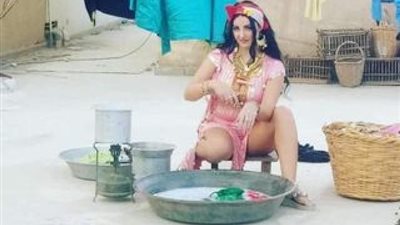 بالجلابية البلدي.. صافيناز في جلسة تصوير فاضحة تشعل مواقع التواصل (صور)