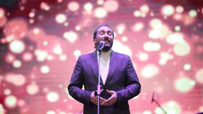 علي الحجار يحتفل بعيد الأم في مسرح الزمالك ويغازل زوجته بأغنية رومانسية