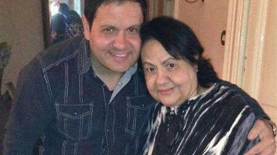 إدوارد لوالدته الراحلة في عيد الأم: ”نفسي اجيلك”