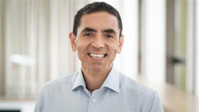 مكتشف لقاح كورونا يحدد موعد عودة الحياة إلي طبيعتها