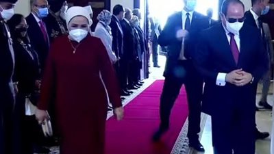 انطلاق مراسم إحتفالية عيد الأم بحضور الرئيس السيسى وقرينته