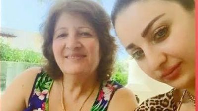 شاهد.. صوفينار تحتفل بعيد الأم مع والدتها بالمايوه