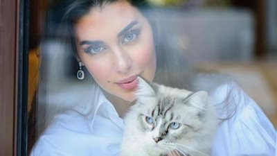 ياسمين صبري تحتفل بعيد الام مع قططها.. فيديو