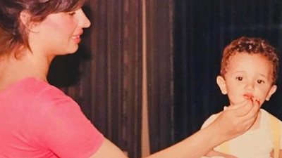 كريم محمود عبد العزيز يحتفل بعيد الأم مع والدته بصورة نادرة في طفولته