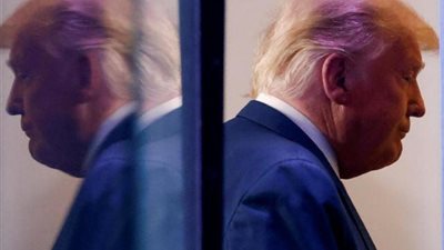 ترامب يعلق على حادثة سقوط جو بايدن