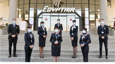 مصر للطيران تعمم الزى الرسمى الجديد لأطقم الضيافة الجوية