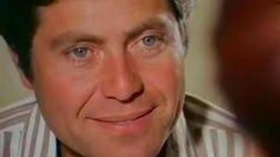 تزوج 6  مرات ووصف المحجبة بالمعاقة ذهنيًا .. هاجم المرأة العاملة وأعتبر أبنائها منحرفين .. حكايات حسين فهمى مع النساء